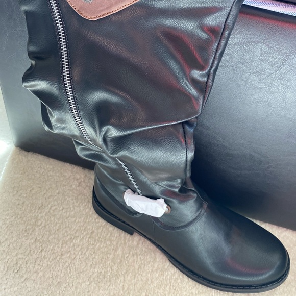 Faux fur lined boots with a regular 1/2 inch heal. - Picture 3 of 7